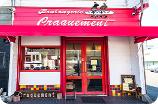 Boulangerie Craquement〈ブーランジェリー クラックマン〉（約370m／徒歩5分）